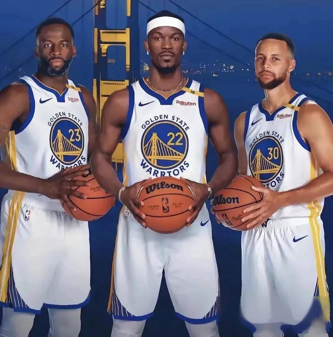 记者：于帕与拜仁的续约仍在谈判中，有可能在年底前做出决定（记者透露：拜仁与于帕续约谈判推进，或将于年底前定案）