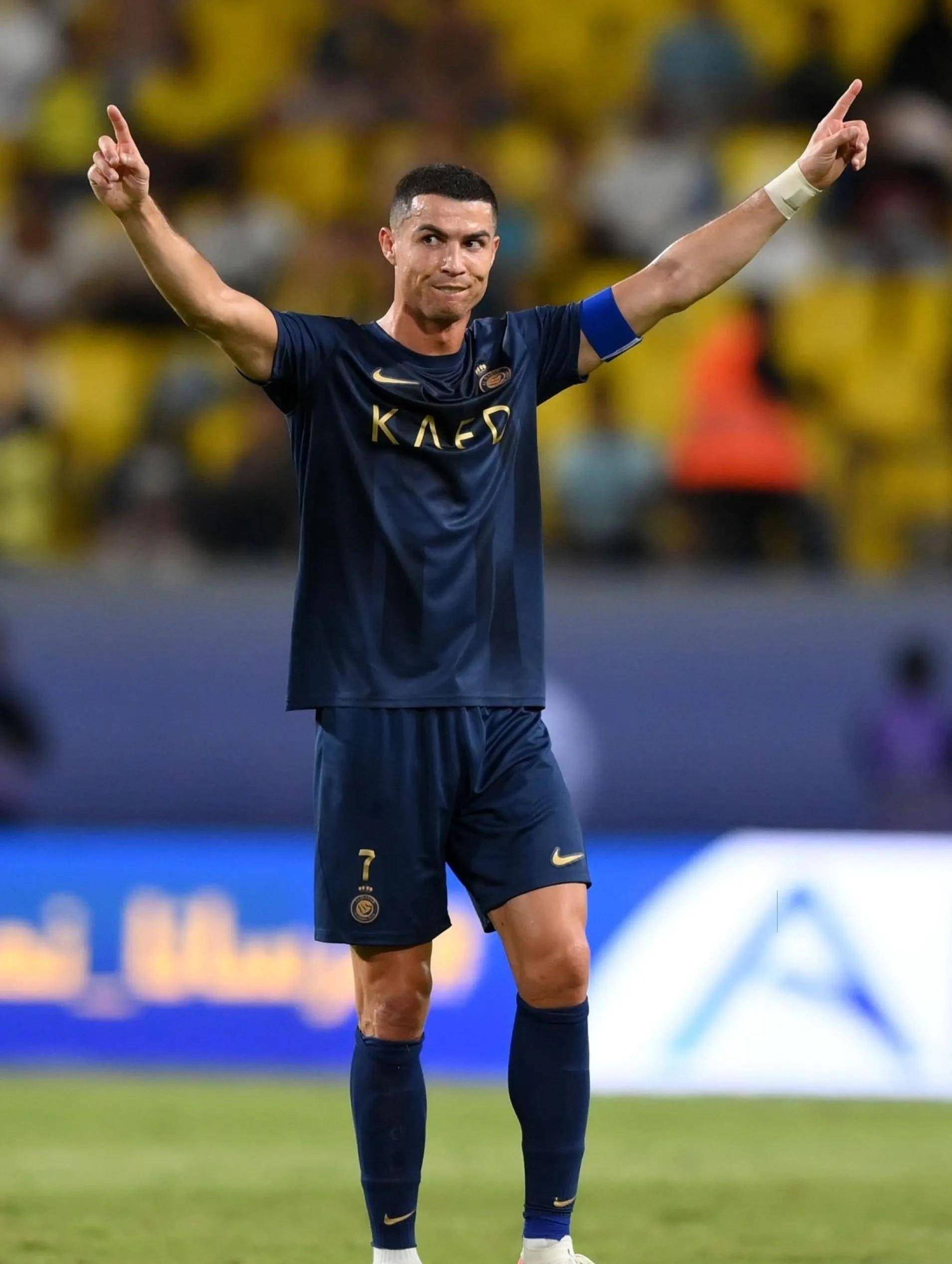 中超欠薪问题严峻，俱乐部准入难，财务困境持续，亟需解决。（中超欠薪严峻、准入受阻，财务困局持续，亟待化解）