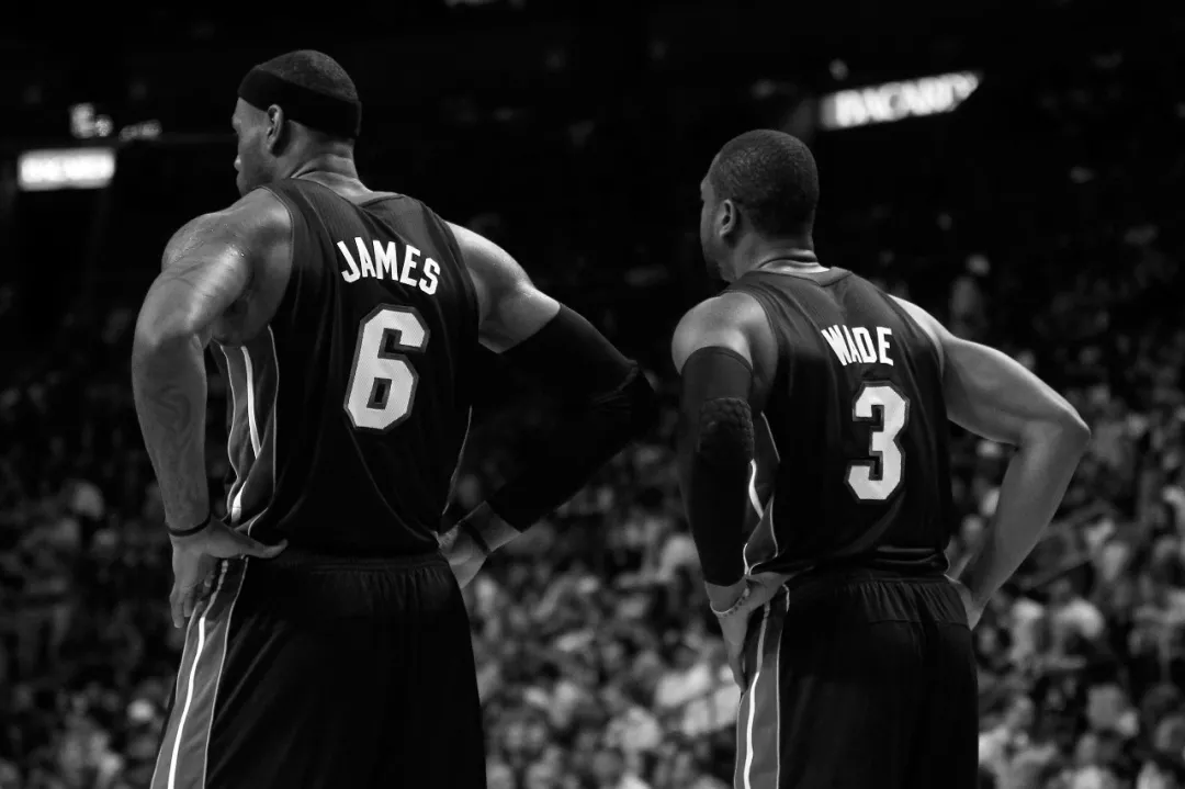 拜仁客战斯图加特：雅克松、金玟哉首发，乌尔比希出战（拜仁客场对阵斯图加特：雅克松、金玟哉先发，乌尔比希登场）