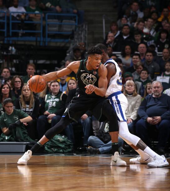 一齐登场！齐达内中国风亮相FC嘉年华，传奇卡重磅揭晓！（齐达内中国风亮相FC嘉年华，传奇卡重磅发布！）