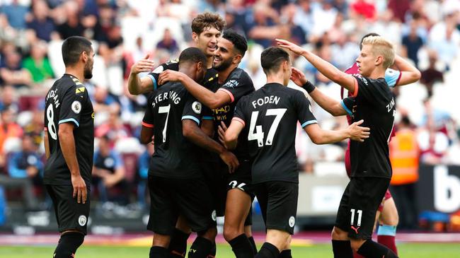 双喜临门！亨德森迎小蜜蜂处子球+英格兰赛场第600场里程碑（喜上加喜！亨德森收获小蜜蜂首球，达成英格兰赛场600场里程碑）