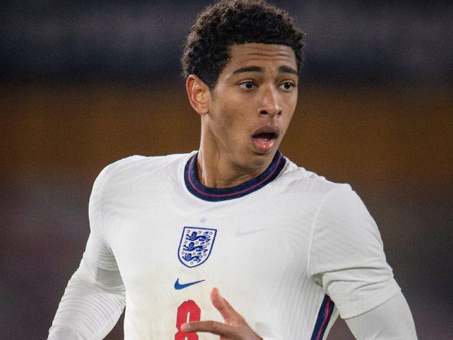 海底捞月！贝恩持球突破 拉杆躲闪防守高难度命中（贝恩强突空中拉杆躲防 高难度上篮命中）