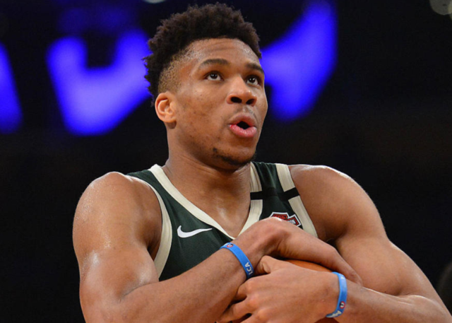 浓眉重返五号位！基德：他别无选择，为了球队他愿意付出一切（浓眉重回五号位！基德：唯此一途，他愿为球队倾尽所有）