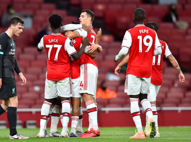 致敬李惠堂，赞助商犀旺送给魏祥鑫一颗柚子足球（向李惠堂致意，赞助商犀旺为魏祥鑫献上柚子足球）