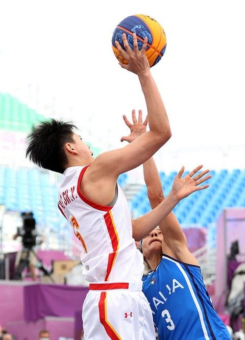 邹雨宸晒照：每一滴汗水 都承载着必胜的信念 汗水为证 向胜而行（邹雨宸晒照：汗水见证必胜信念，逐胜而行）