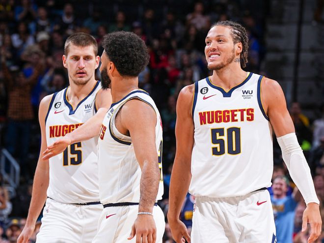 顶级偶像！爱德华兹被驱逐时遇到一小球迷 随后又退回来给签名（暖心一刻！爱德华兹遭驱逐仍折返为小球迷签名）