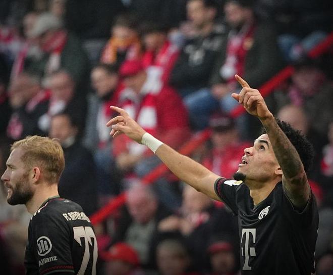 WTT香港总决赛选手城市照，王楚钦率先到达拍照地点（WTT香港总决赛选手城市打卡照：王楚钦率先抵达拍摄地）