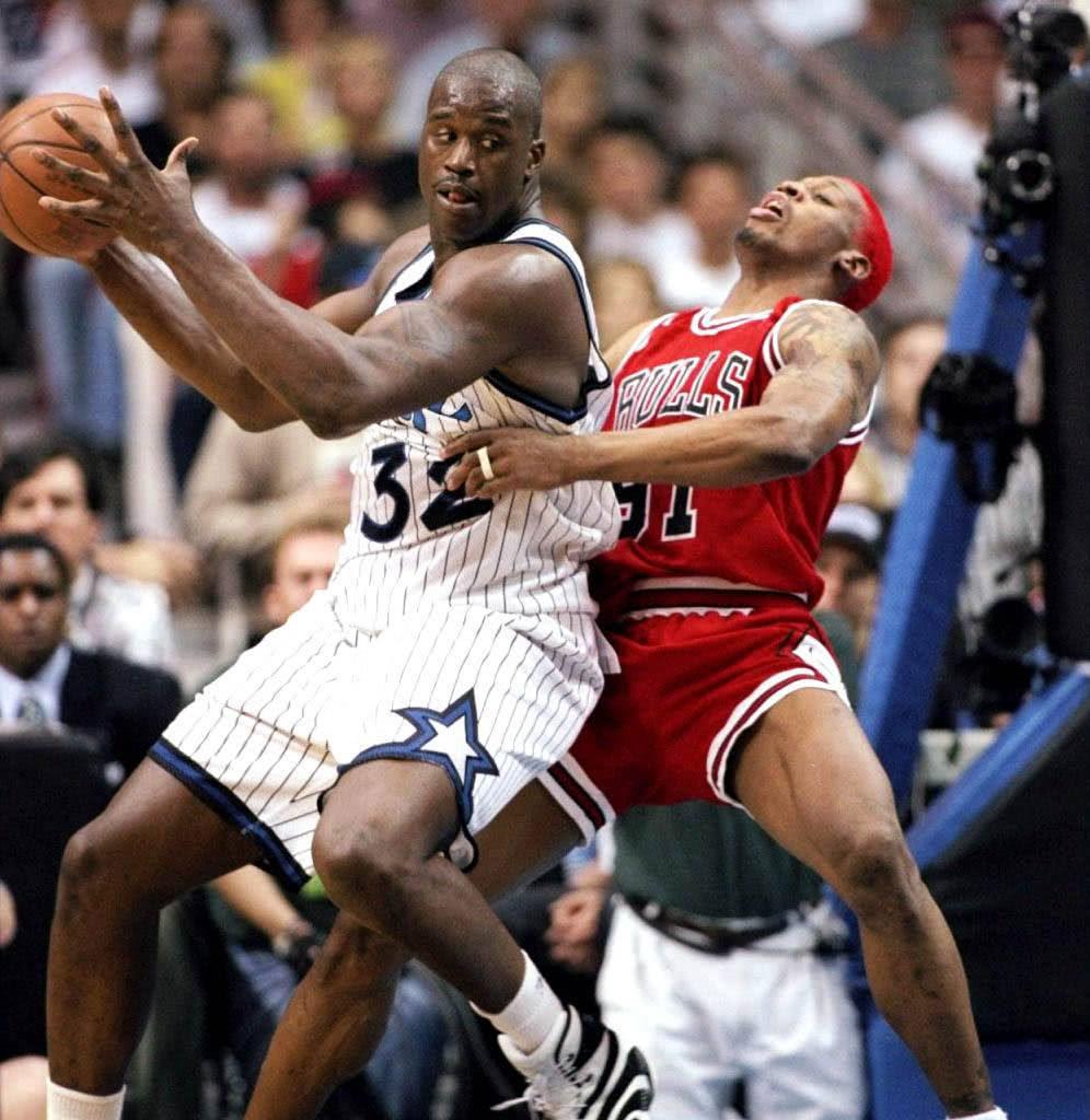 世界杯三个东道主墨加美依次被分至ABD三组，不用参与抽签（世界杯东道主墨西哥、加拿大、美国直接落位A、B、D组三，无需抽签）