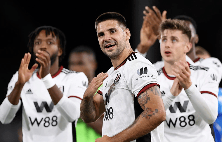 马卡：阿隆索面临执教皇马首次小危机，需平息更衣室不安情绪（马卡报：阿隆索遭遇皇马执教首个小危机，急需安抚更衣室情绪）