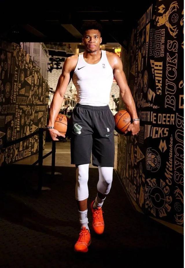 弗罗因德：奥地利重新打进世界杯意义重大；阿拉巴是个领导者（弗罗因德称奥地利重返世界杯意义非凡，阿拉巴堪称球队领袖）