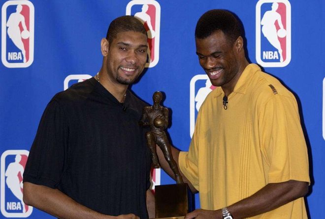 攻防建功！王岚嵚三分再中 随后前场抢断顺势上篮再中（攻守两端发力！王岚嵚再中三分，前场抢断一条龙上篮命中）