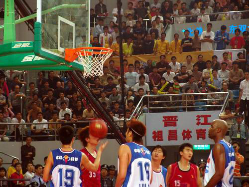 英超积分榜：曼联力克狼队升至第6，曼城落后榜首阿森纳2分（英超最新积分榜：曼联击败狼队升至第六，曼城距领头羊阿森纳仅差2分）