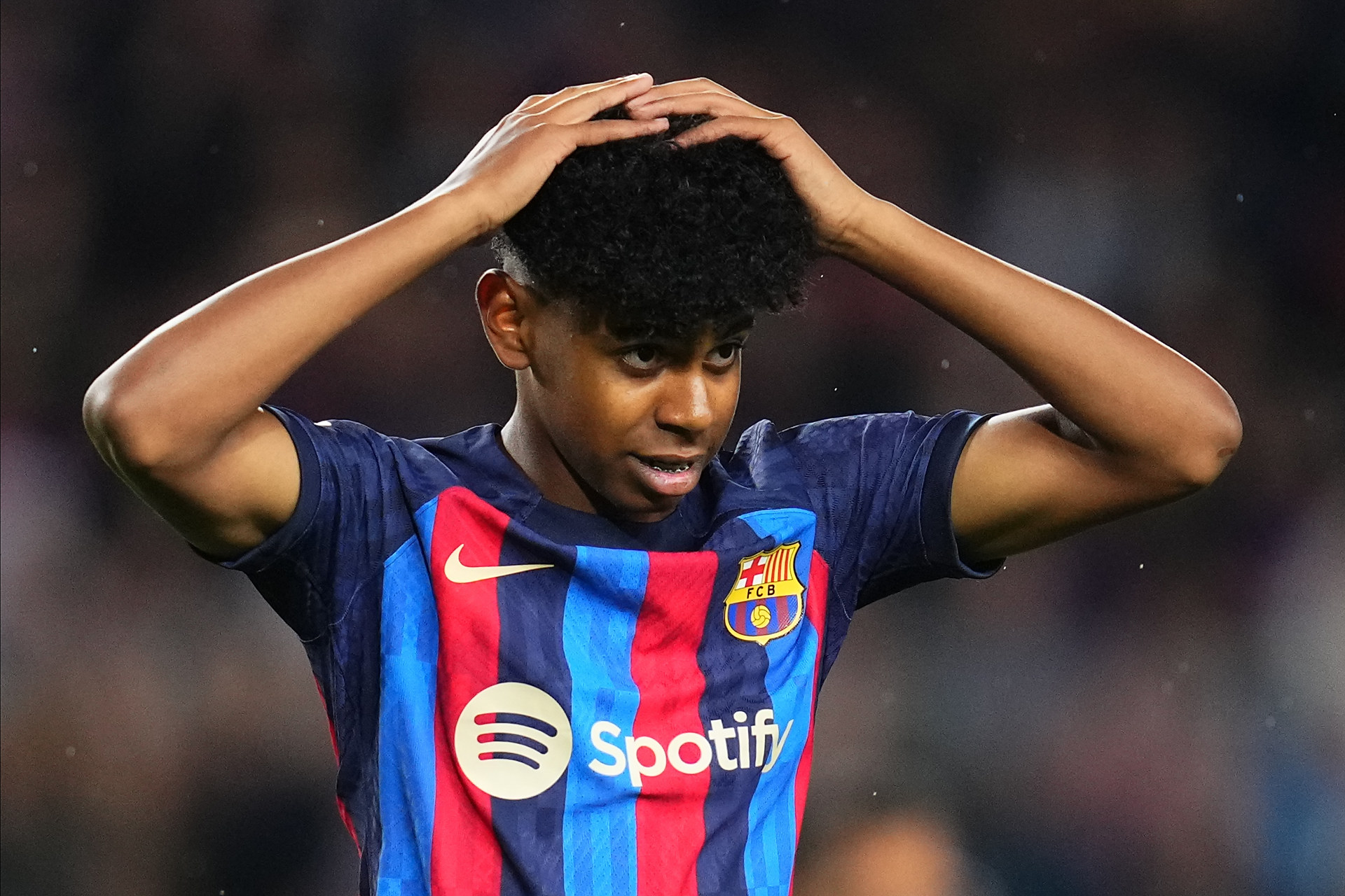 欧冠半场：里奥斯乱战破门，本菲卡暂1-0那不勒斯（欧冠半场战报：里奥斯混战中破门，本菲卡暂以1-0领先那不勒斯）