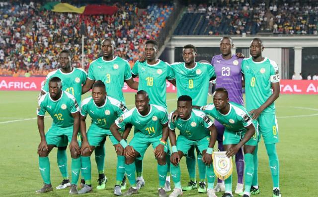 皇马在国家德比后失利，阿隆索面临下课危机，巴萨趁机领跑，西甲争冠形势严峻。（国家德比失利令皇马受挫，阿隆索帅位告急，巴萨乘势领跑，西甲争冠风云突变）