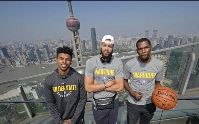 对轰！火箭谢泼德漂移中投詹姆斯三分回应 随后谢泼德再回应三分（互飙火力！火箭谢泼德漂移中投，詹姆斯三分回击，谢泼德再度三分回应）